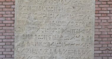 ديلى ميل تسلط الضوء على اكتشاف لوحة أثرية بواسطة أحد المزارعين
