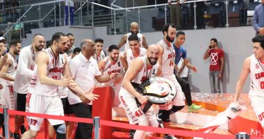 الزمالك يحتفل بدورى السلة على طريقة شيكابالا .. صور