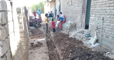 حياة كريمة بالأقصر.. بدء العمل فى مشروع الصرف الصحى بقرى أرمنت.. صور