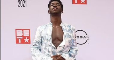 المغنى ليل ناز إكس يرتدى فستانا فى حفل جوائز BET Awards.. صور