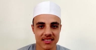 "محمد أشرف" طالب بالثانوية العامة يقلد كبار القراء بالقراءات العشر.. لايف