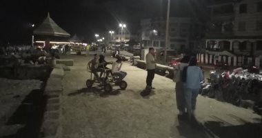 أحلى سهرة مجانية على ممشى بلاج رأس البر ليلا.. فيديو وصور