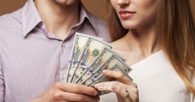 إتيكيت التعاملات المادية بين الزوج والزوجة.. مينفعش تاخد منها فلوس