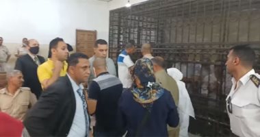 "ذبح نجله بدم بارد" الأب اشترى مشرطا طبيا ومخدرا من صيدلية للتخلص من ابنه فى الدقهلية.. ويعترف: كان عنده كهرباء زيادة فى المخ والأفضل له الموت حتى لا يتسبب فى مشاكل.. والمحكمة تحيل أوراقه للمفتى.. فيديو