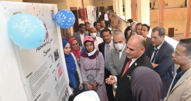 رئيس جامعة الأقصر يفتتح مشروعات تخرج طلبة كلية الحاسبات والمعلومات.. صور