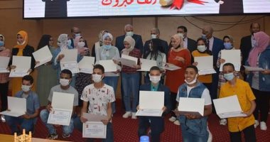 محافظ الوادى الجديد يكرم أوائل الشهادة الإعدادية بمركزى الخارجة وباريس