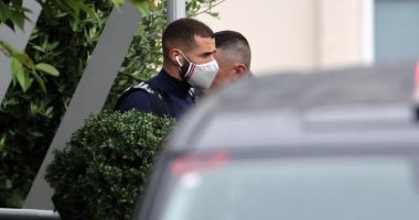 منتخب فرنسا يعود لبلاده بعد الخروج من يورو 2020 والشرطة تفض الجماهير