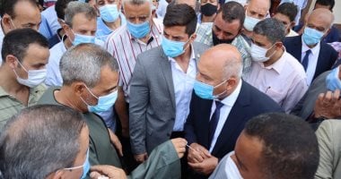 وزير النقل يطالب كمسارية القطارات بعدم دخول الركاب بدون تذاكر
