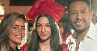 محمد حماقى مع زوجته وابنة شقيقه فى حفل التخرج