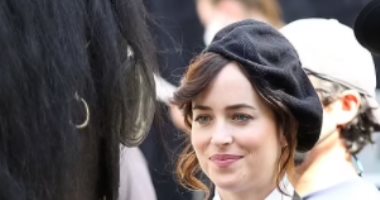 داكوتا جونسون بإطلالة من القرن الـ 19 أثناء تصوير فيلم Persuasion in Bath
