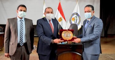 جامعة بني سويف تكرم شخصيات وطلاب لتميزهم وجهودهم الداعمة.. صور