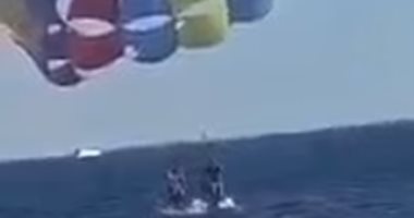 لحظة هجوم سمكة قرش على قدم طيار مظلى فى العقبة.. فيديو وصور