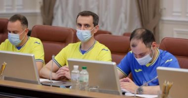وزراء أوكرانيا بقمصان لاعبى المنتخب فى اجتماع الحكومة احتفالا بالتأهل الأوروبى