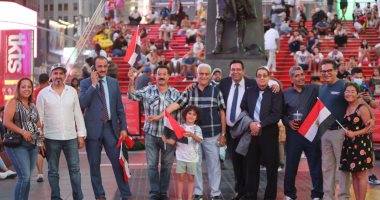 صور.. العالم هذا المساء.. احتفالات 30 يونيو تتجاوز محافظات مصر..وتنطلق إلى العديد من دول العالم.. وفرنسا تشيد أطول برج خشبى بالعالم من لعبة "كابلا".. والانتهاء من صيانة أبواب المسجد الحرام استعداداً لموسم الحج