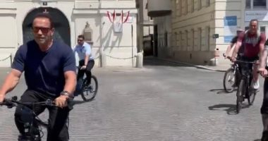 أرنولد شوارزنيجر يحضر القمة النمساوية العالمية بدراجة هوائية.. فيديو وصور