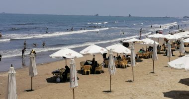 شواطئ بورسعيد تتجمل لاستقبال المصطافين.. منافسة بين مطورى الشاطئ فى الأسعار والخدمات