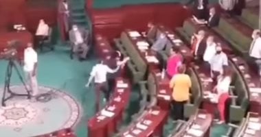 نائب برلمانى تونسى مقرب من حركة النهضة يعتدى بالضرب على عبير موسى.. فيديو