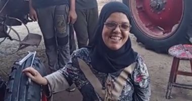 الأسطى أمل الزناتى.. سيدة من قصار القامة تقهر الظروف وتعمل فى إصلاح الجرارات