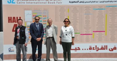فى معرض الكتاب.. إهداء كتب الأدب الشعبى الروسى لرئيس الوزراء