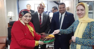 أعضاء مجلسى الشيوخ والنواب عن تنسيقية شباب الأحزاب يكرمون الأولى على الإعدادية بالغربية من الصم والبكم.. صور