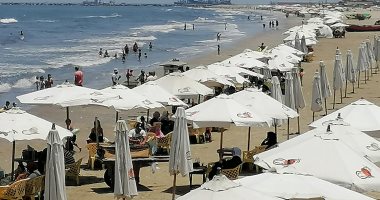 ارتفاع شديد بدرجات الحرارة.. شاطئ بورسعيد يتجمل لاستقبال المصطافين.. لايف وصور