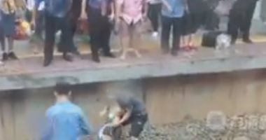 شهامة شاب تنقذ سيدة تعرضت للإغماء بعد سقوطها على قضبان قطار .. فيديو وصور