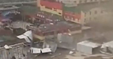 رياح تأتى بما لا تشتهى المنازل.. اقتلاع أسطح مبانى بسبب الطقس فى الصين.. فيديو