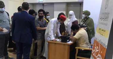 "ارسم اسمك" الأكثر جذبا بجناح الأزهر بمعرض الكتاب.. فيديو وصور