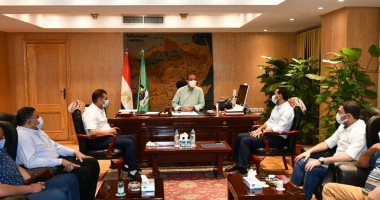 محافظ الفيوم يوجه بتوفير ملابس جديدة وأطقم ومهمات وقاية لعمال النظافة