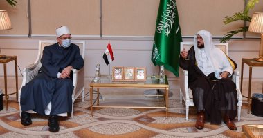 وزير الشئون الإسلامية السعودى يستقبل نظيره المصرى بمطار جدة ويشيد بإنجازات مصر فى عهد الرئيس السيسي