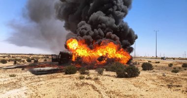 إخماد حريق سيارة محملة بالبنزين بالساحل الشمالى ونجاة سائقها.. فيديو وصور
