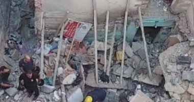 إنقاذ سيدة على قيد الحياة بعد24 ساعة تحت الأنقاض بالإسكندرية.. لايف