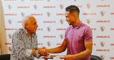 شاهد.. لحظات توقيع "الجزيرى" عقد انضمامه نهائيًا إلى الزمالك حتى 2024