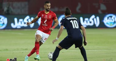 موسيماني وتاكيس يُعلنان تشكيل الأهلي وبيراميدز لموقعة السلام.. أفشة وطاهر وشريف فى هجوم الأحمر.. ربيعة بدلاً من أيمن أشرف في الدفاع.. بيراميدز يدفع بإبراهيم عادل وأحمد الشناوي يدافع عن عرين الفريق السماوي