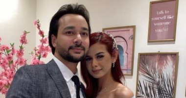 منة عرفة ومحمود المهدى يحتفلان بعقد قرانهما بصورة العقد والمنديل