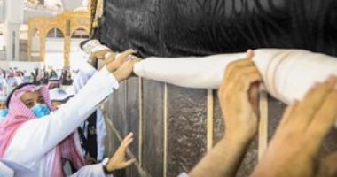 لحظة رفع الجزء السفلى من كسوة الكعبة بمشاركة عبد الرحمن السديس.. فيديو وصور