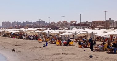 شواطئ بورسعيد تستقبل المصطافين "بالمجان" للاستمتاع هربا من الطقس الحار.. صور