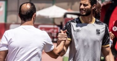 بعد خطأ مباراة بيراميدز.. سيد عبد الحفيظ "كف بكف" مع الشناوى.. صور