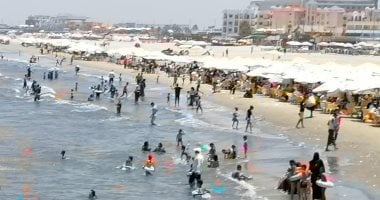 شاطئ بورسعيد كامل العدد.. اعرف إزاى تقضى يومك بأقل التكاليف.. فيديو وصور