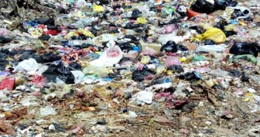 أهالى منشية الزقم بالبحيرة يشكون من مقلب قمامة بجوار المسجد.. والمحافظ يرد
