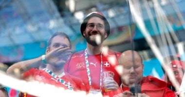 أشهر مشجعي يورو 2020 يحضر مواجهة سويسرا ضد إسبانيا فى ربع النهائي