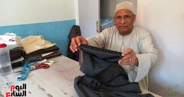 70 عاما ولسه بيكافح فى الحياة.. الحاج مصطفى أشهر ترزى جلباب بلدى بالمنوفية.. 50 عاما يمارس المهنة و"مكلش".. ويؤكد: تعلمت الصنعة فى سن 8 سنوات.. والجلباب 4 أنواع أشهرها الكلفة الكاملة.. فيديو وصور
