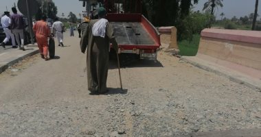 رفع أثار حادث تصادم سيارة نصف نقل مع قطار على مزلقان بقنا.. صور