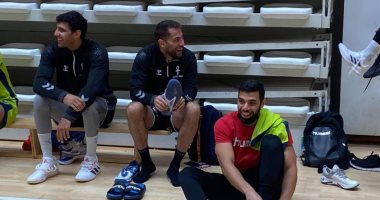 سيلفى وضحك وجد وتقسيمة فى تدريبات منتخب اليد الصباحية بمعسكر فرنسا