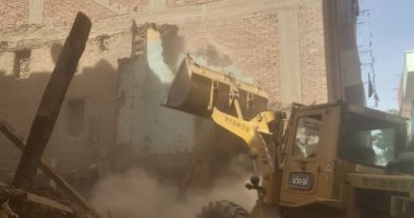 الحماية المدنية تستعين بلوادر للبحث عن ناجين أسفل ركام عقار الوراق