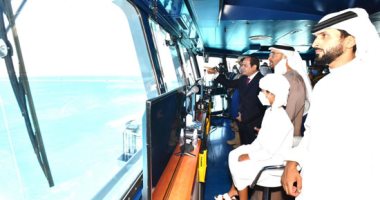 قائد القوات البحرية يقدم هدية رمزية الرئيس السيسي بمناسبة افتتاح قاعدة 3 يوليو
