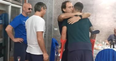 مباريات اليورو.. سبينازولا يودع لاعبي إيطاليا بالدموع "فيديو"