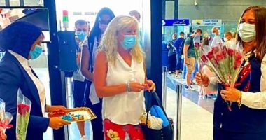 مطار الغردقة يستقبل رحلة سياحية جديدة من ألمانيا تقل 146 راكبا.. صور   