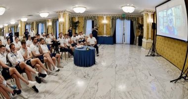 رئيس أوكرانيا يدعم منتخب بلاده بمكالمة فيديو قبل مواجهة إنجلترا.. صور