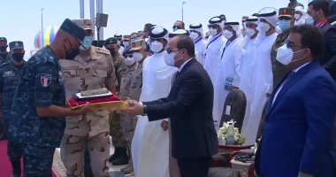 قادة الوحدات المنضمة لقاعدة 3 يوليو يتسلمون أعلام وحداتهم من الرئيس السيسي